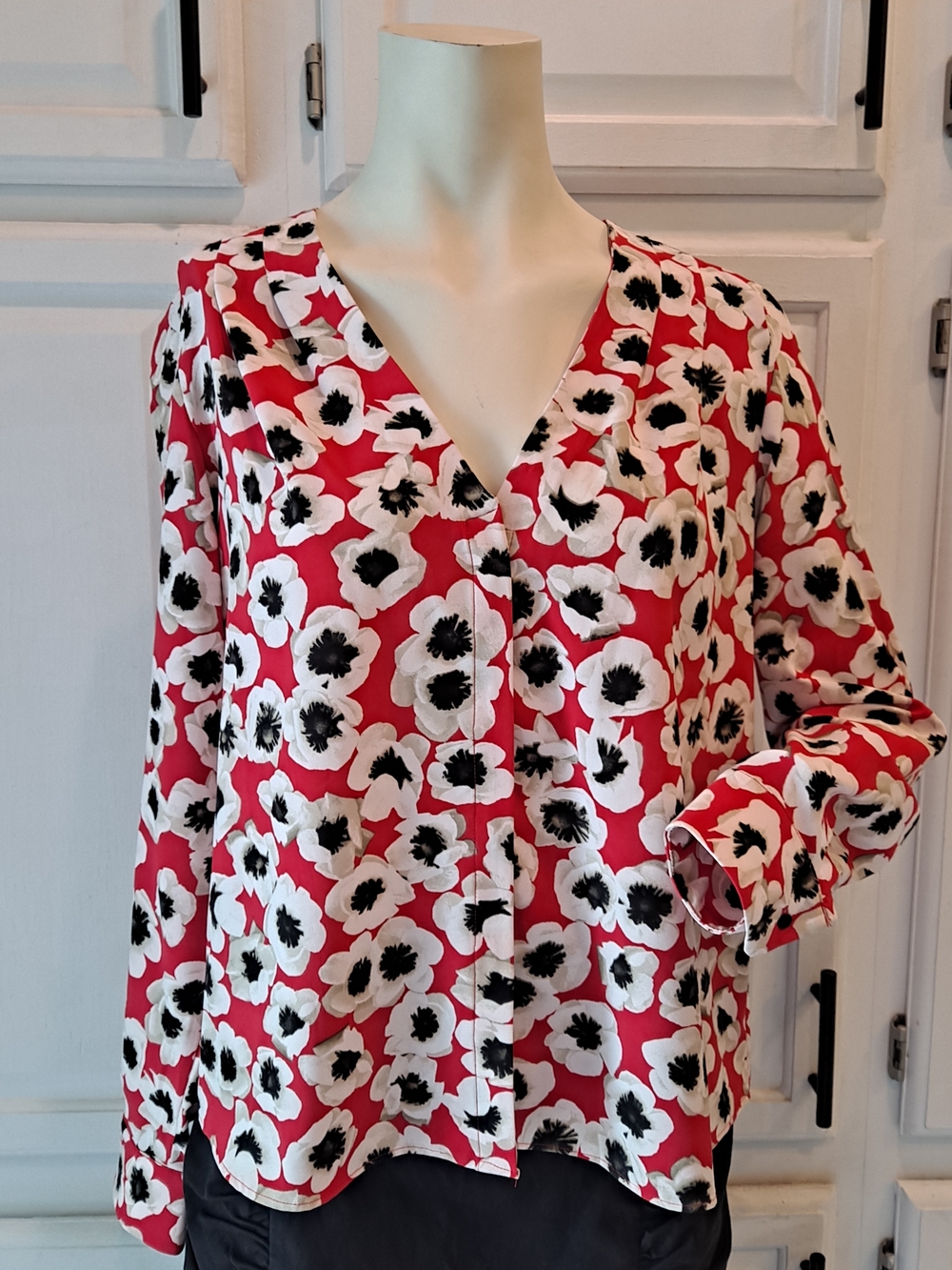 Alex + Alex Red White Black Poppy Floral V-Neck Buttonup Silky Blouse